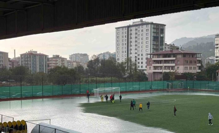 Artvin’de şiddetli yağış nedeniyle 3. Lig maçı ertelendi