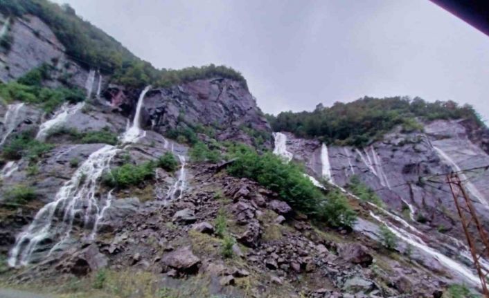 Artvin’de şiddetli yağışta bazı köy yolları ulaşıma kapandı