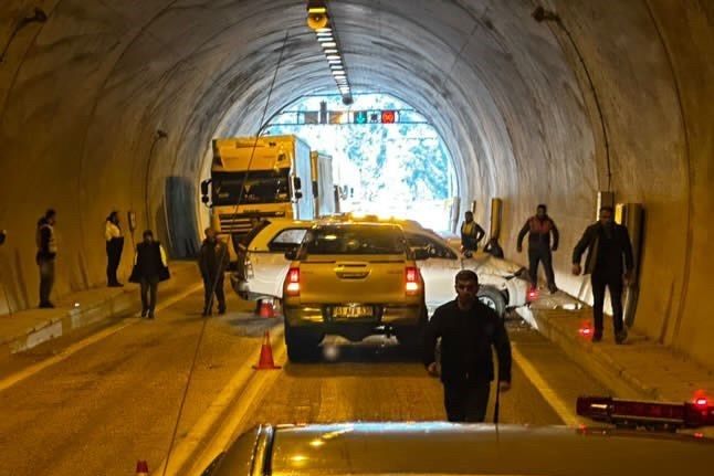 Artvin’de tünel içinde trafik kazası: Biri bebek 3 yaralı