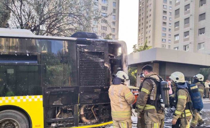 Ataşehir’de İETT otobüsü alev alev yandı, faciadan dönüldü