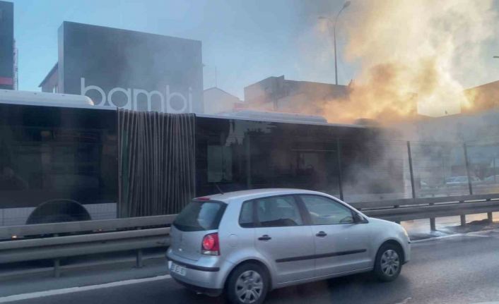 Avcılar’da metrobüste yangın paniği