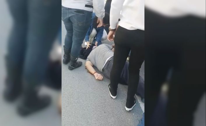 Avcılar’da seyir halindeki dolmuşun kapsısı aniden açılınca, yolcu yere çakıldı