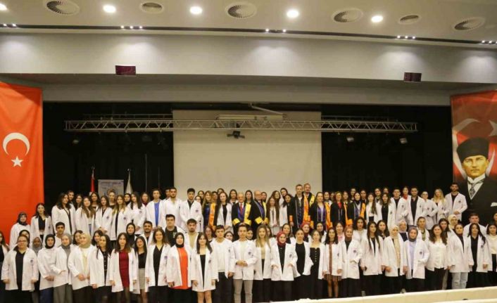 Avrasya Üniversitesi’nde beyaz önlük giyme töreni düzenledi