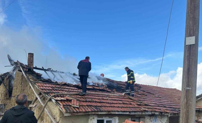 Baca temizliği yaparken samanlık ile evini yaktı