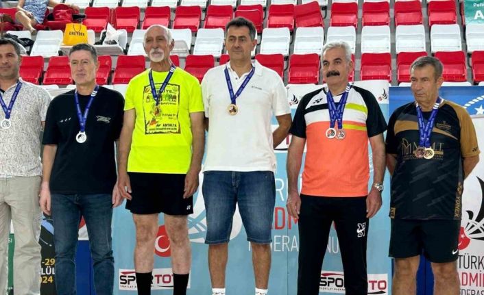 Badminton sporcusu öğretim üyesinden 2 altın madalya başarısı