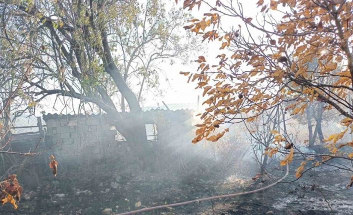 Bahçede çıkan yangın ağaçlık alana sıçramadan söndürüldü