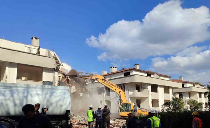 Bakırköy’de 5 bloklu bir sitenin yıkımına başlandı