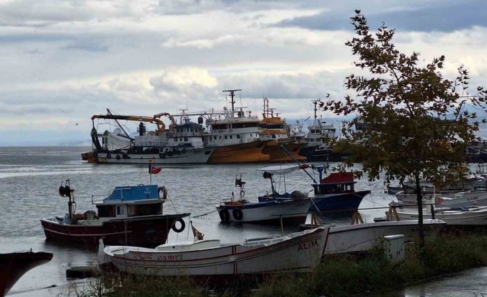 Balıkçı tekneleri şiddetli dalga ve fırtına yüzünden limanlara sığındı