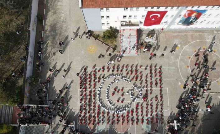 Bandırma’da öğrenciler "Ay Yıldız " kareografisi oluşturdu