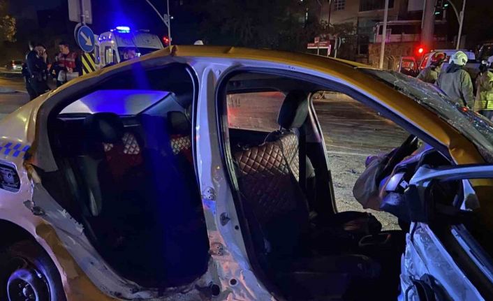 Başakşehir’de kırmızı ışık ihlali yapan taksi otomobille çarpıştı: 10 yaralı