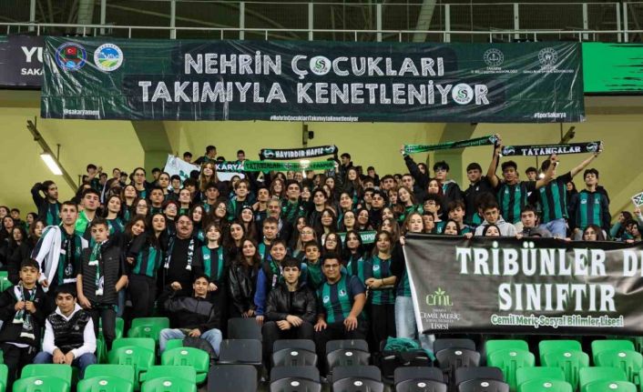 Başkan Alemdar, Sakaryaspor maçını minik tatangalarla izledi