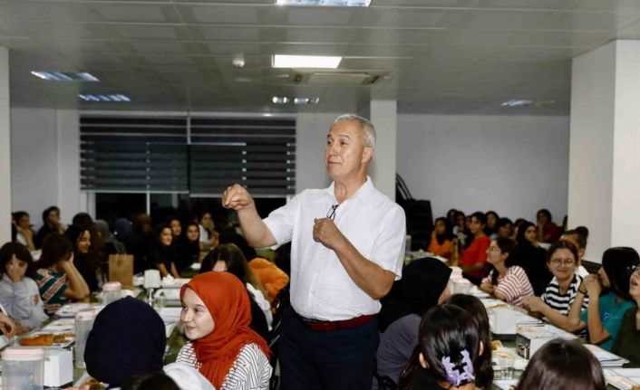 Başkan Özçelik, kız öğrencilerin taleplerini dinledi