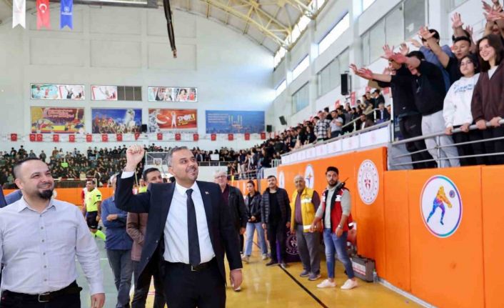 Başkan Toptaş, Cumhuriyet Spor Şöleni futsal finalini izledi