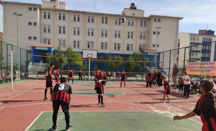 Batman’da voleybol turnuvasında kızlar ve erkekler aynı takımda oynadı