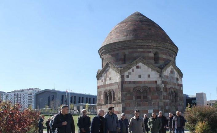 Bayburtlu emeklilere komşu il Erzurum’un tarihi mekanları gezdirildi