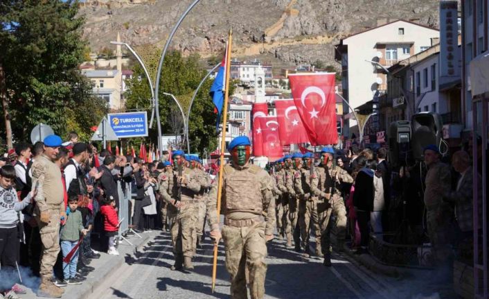 Bayburt’ta 29 Ekim Cumhuriyet Bayramı kutlamasına komandoların gösterisi damga vurdu