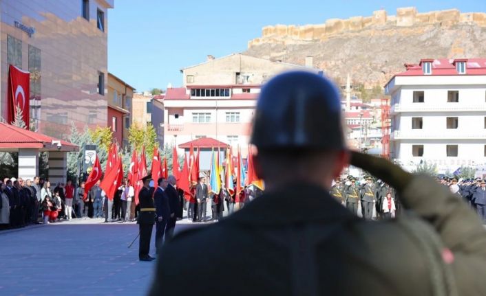 Bayburt’ta 29 Ekim kutlamaları çelenk sunumuyla başladı