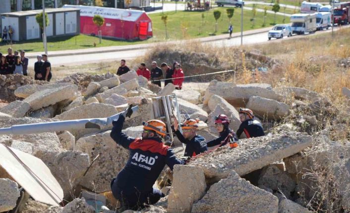 Bayburt’ta yapılan 5.8’lik deprem tatbikatı gerçeği aratmadı