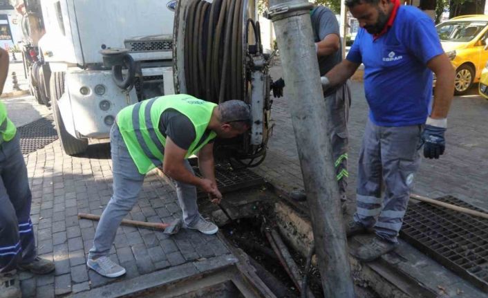 Belediyeden kanal açma ve temizlik çalışmaları