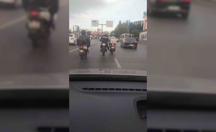 Benzini biten motosikletlinin yardımına başka bir motosiklet sürücüsü koştu