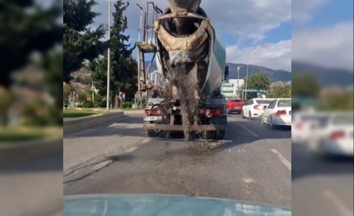 Beton mikserinin harcı karayoluna dökerek ilerlediği anlar kamerada