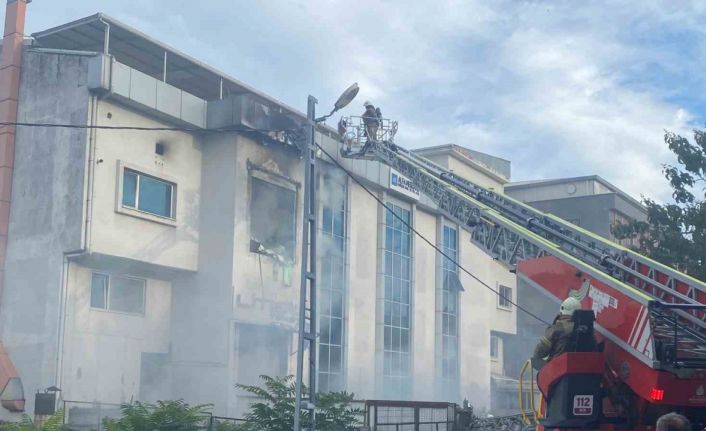 Beylikdüzü’nde medikal malzeme üretimi yapan atölyede yangın