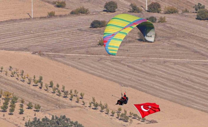 Bilecik’te 101 yamaç paraşütçüsünden ’Ata’ya Saygı Uçuşu’