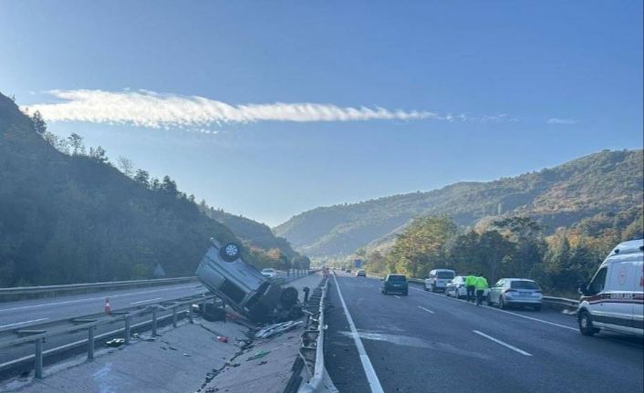 Bilecik’te kontrolden çıkan otomobil orta refüje çarparak takla attı