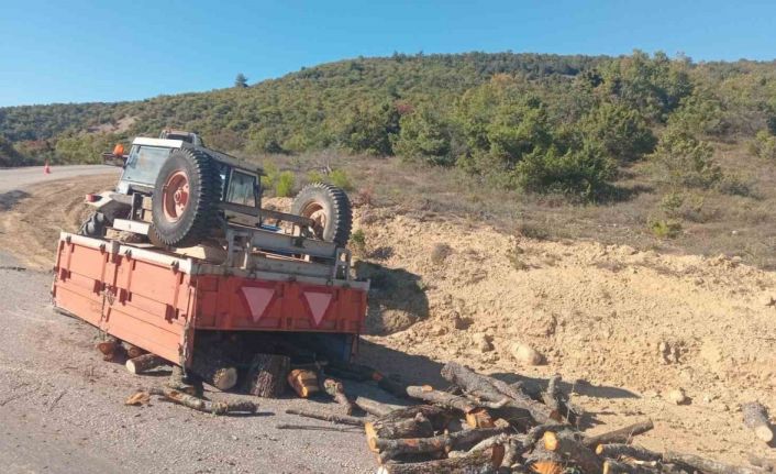 Bilecik’te seyir halindeki traktör römorku devrilirken, sürücüsü yaralandı