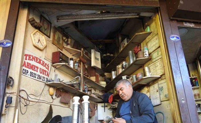 Bir buçuk metrekarelik dükkanında baba ve dede mesleğini yaşatıyor