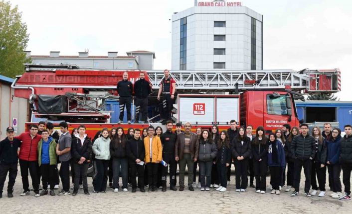 Bozüyük Belediyesi İtfaiyesi’nden Afetlere Hazırlık Kulübü öğrencilerine yangın eğitimi