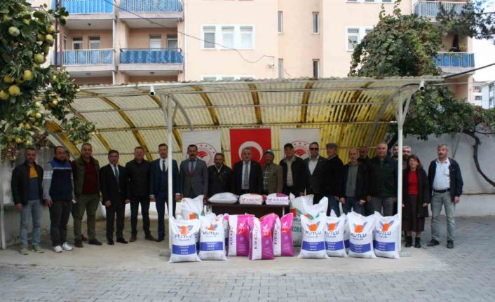 Bozüyük’te çiftçilere yem bitkisi tohumu dağıtıldı