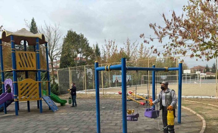 Bozüyük’te çocuk parkları dezenfekte  ediliyor