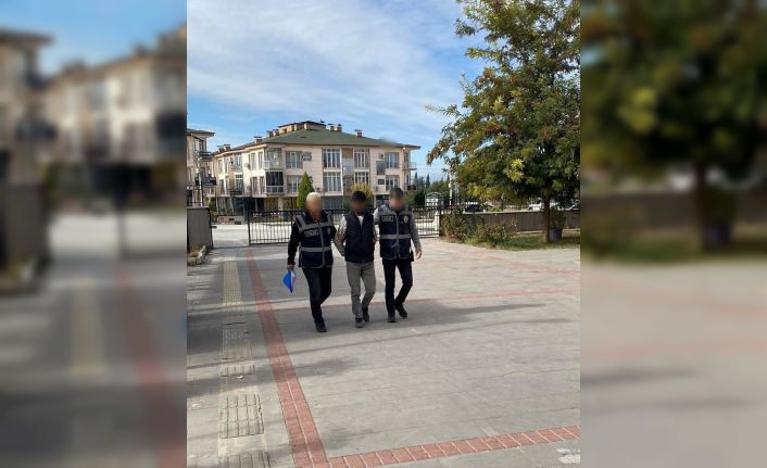 Burdur’da anahtarı üzerinde unutulan park halindeki aracı çalan şüpheli tutuklandı