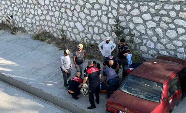 Burdur’da çaya düşen otomobil sürücüsünü itfaiye kurtardı