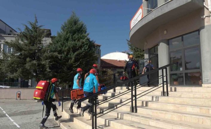 Burdur’da okuldaki deprem tatbikatı gerçeği aratmadı