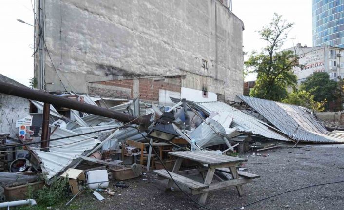 Bursa’da arsa sahibi kiracısının dükkanına ekskavatörle daldı