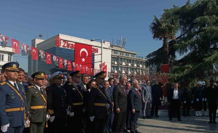 Bursa’da cumhuriyetin 101. yılı çelenk töreniyle kutlandı