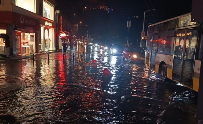 Bursa’da sağanak cadde ve sokakları göle çevirdi