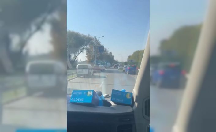 Bursa’da sürücülerin ’fermuar yöntemi’yle ambulansa yol vermesi kamerada