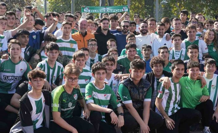 Bursaspor oyuncuları öğrenciler ile buluştu