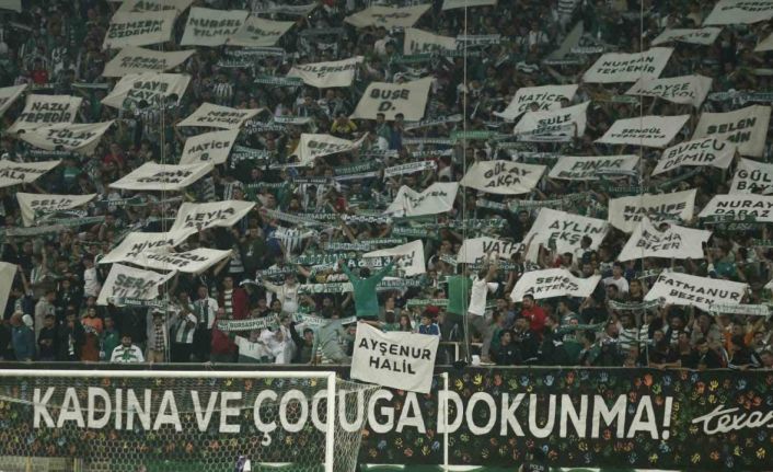 Bursaspor taraftarları öldürülen kadınların isimleri yazılı pankart açtı