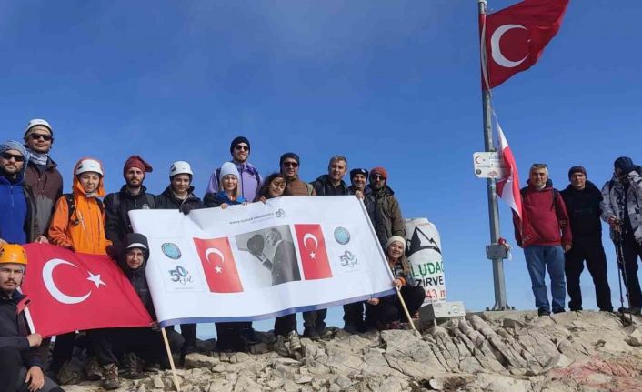 BUÜ Uludağ’ın zirvesinde Cumhuriyet Bayramı’nı kutladı