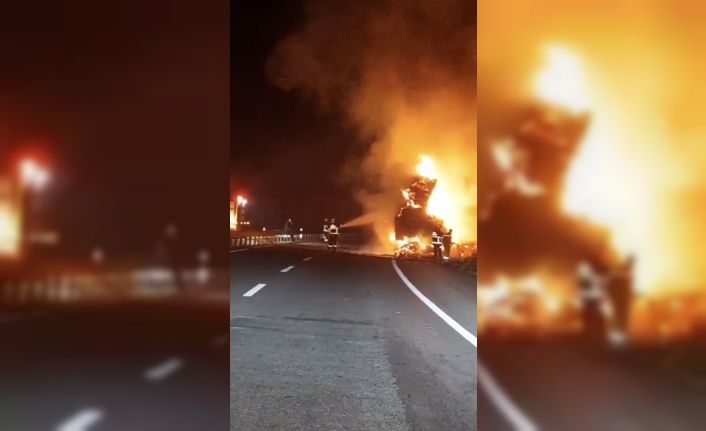 Çanakkale’de saman yüklü tır yandı