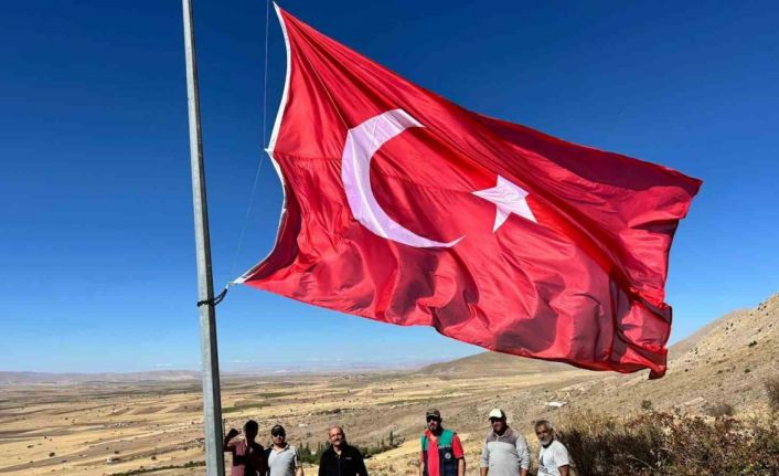 Çanakpınar mahallesinin zirvesine dev Türk Bayrağı asıldı