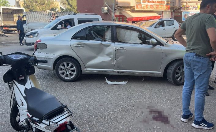 Çarptığı otomobilin camına ok gibi saplandı