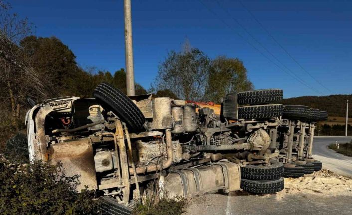 Çatalca’da kum yüklü kamyon devrildi: 1 yaralı