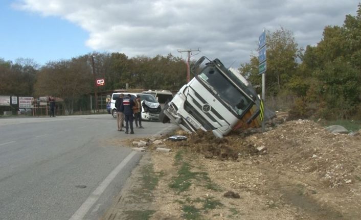 Çatalca’da minibüsle çarpışan hafriyat kamyonu devrildi: 1 yaralı