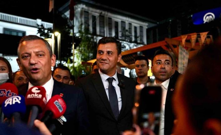 CHP Genel Başkanı Özel, Manisa’da tiyatro sezonunun açılışına katıldı