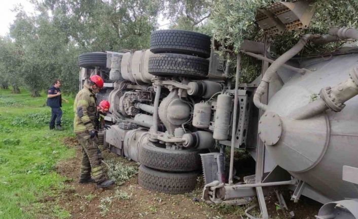 Çimento yüklü tanker devrildi